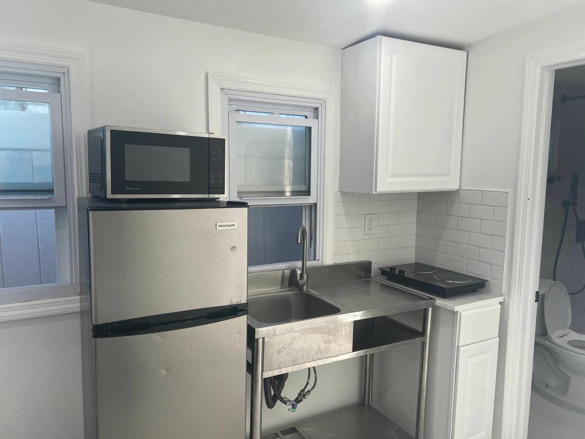 Address Is 221 Street, Basement Queens Village 646-667-6696 * Nova York